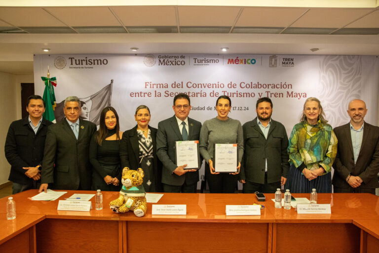 Josefina Rodríguez Zamora, Secretaria de Turismo Federal y el General Oscar David Lozano Águila, director General del Tren Maya durante la firma del convenio de colaboración